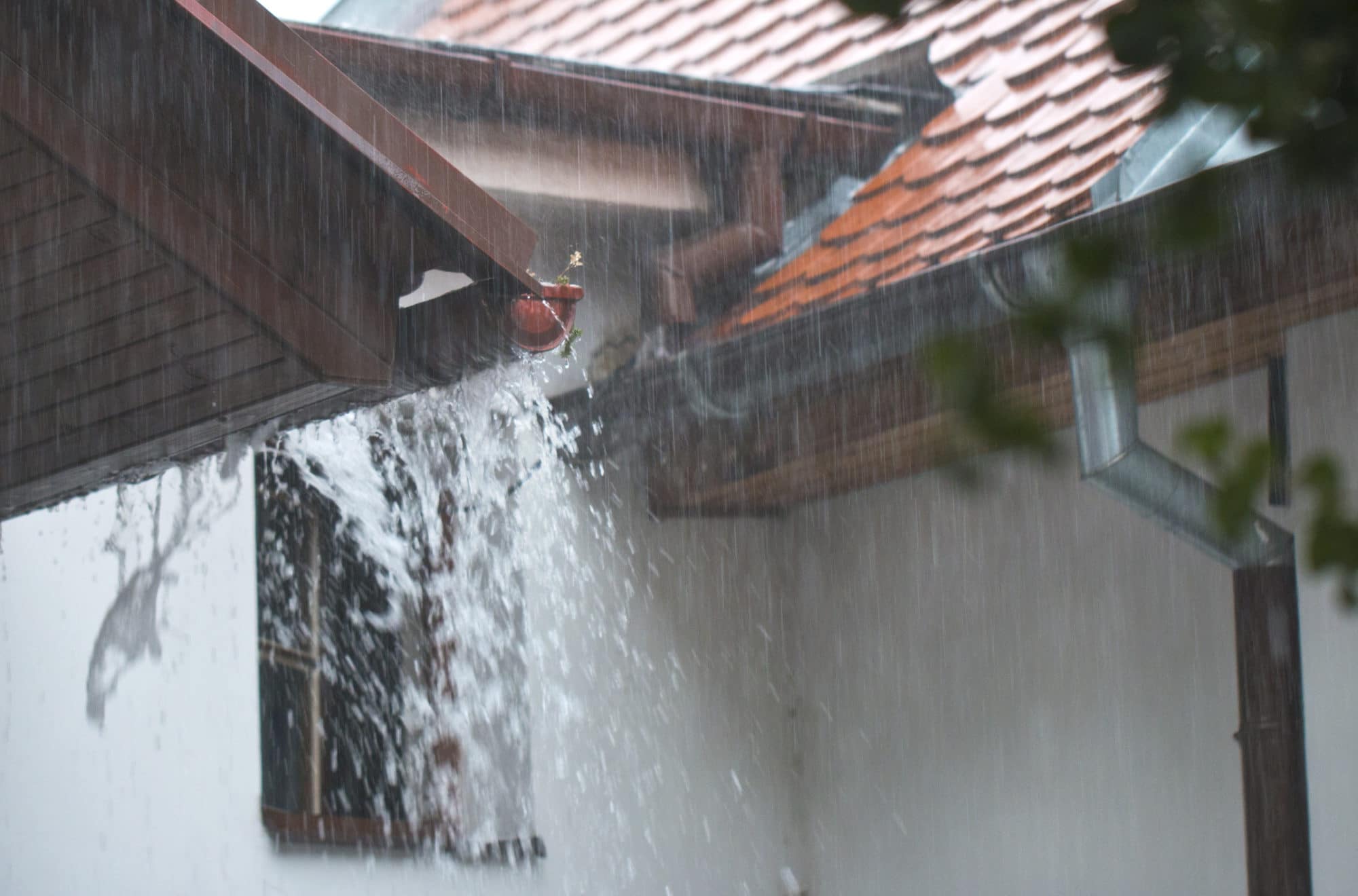 Капель стучит по крышам. Крыша под дождем. Крыша дождь. Вода с крыши. Металлочерепица дождь.