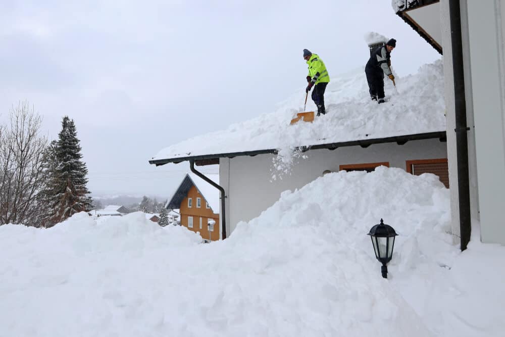 How to Tell it's Time to Remove Snow From Your Roof