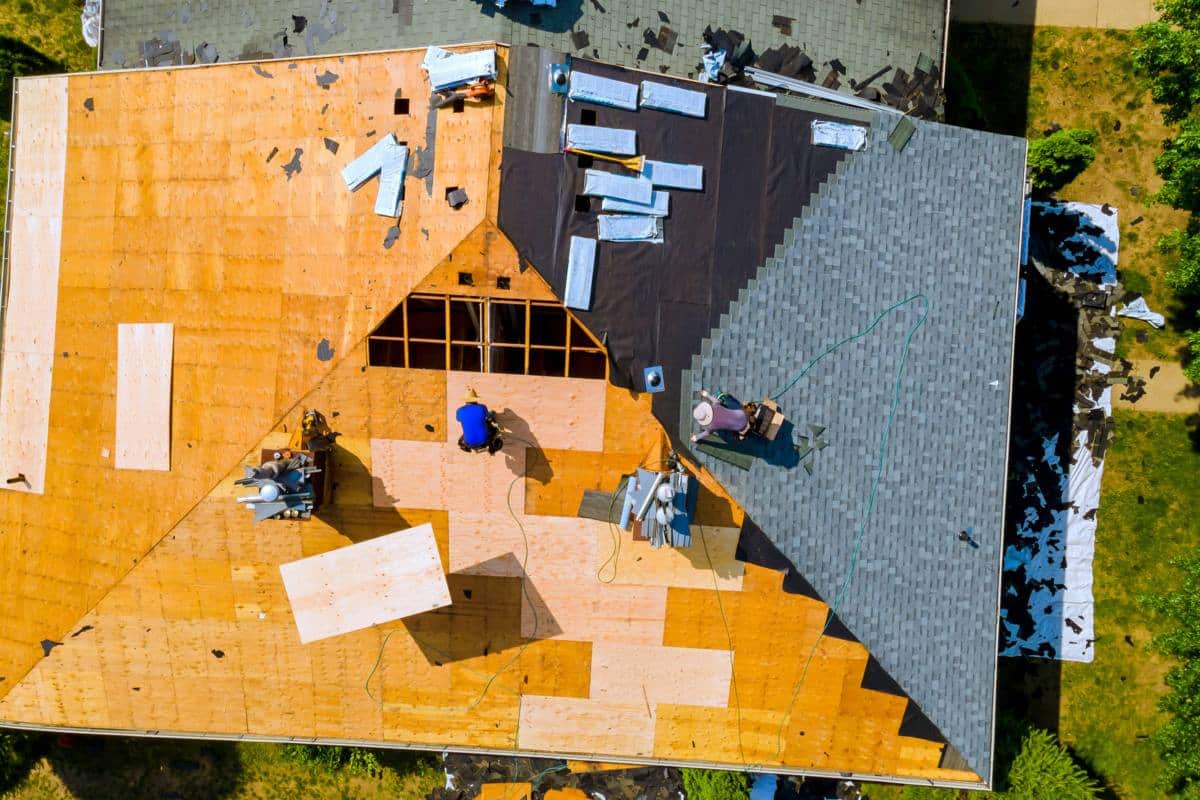How Contractors Decide Between Roof Repair and Replacement